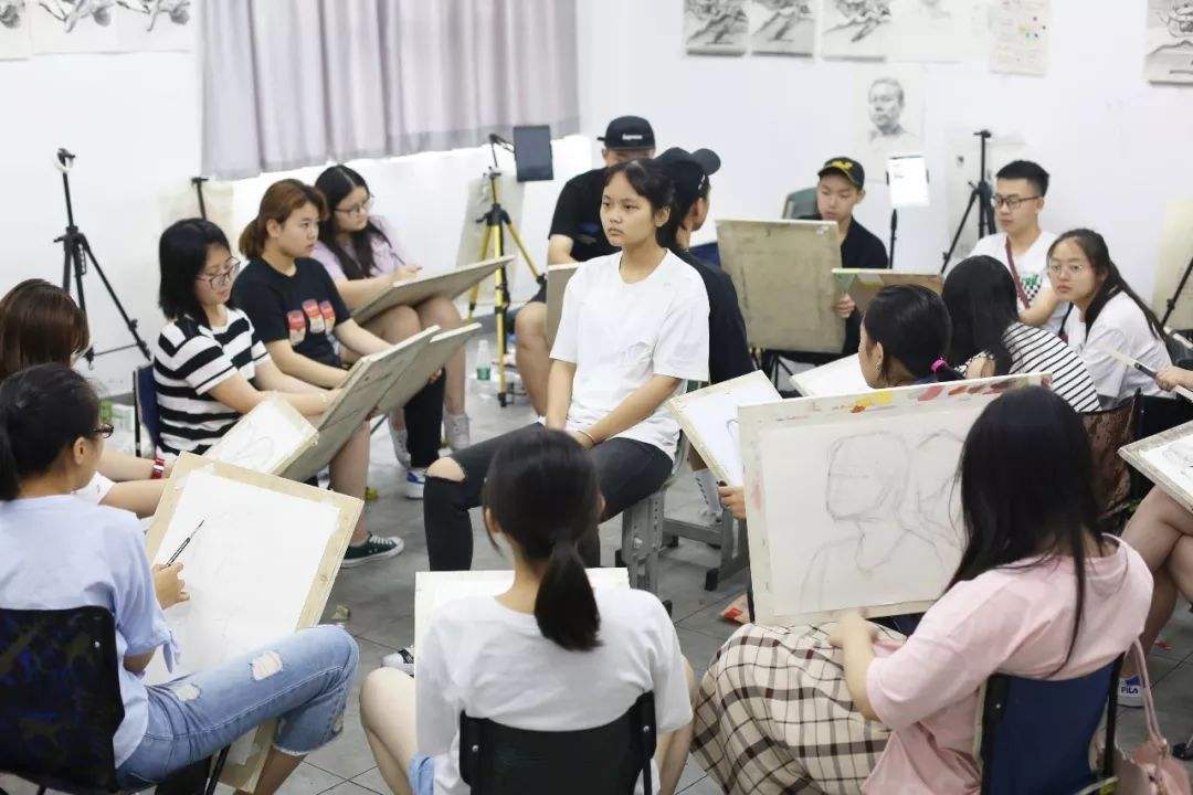 重慶美術培訓畫室帶你看看美術生的集訓生活？你真以為集訓很苦？