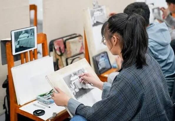 重慶畫室分析各大美院?？己细褡C報錄比