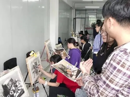 美術(shù)集訓(xùn)在本地找畫室好，還是到外地找畫室好？