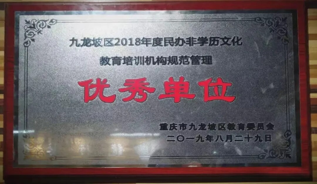 趕緊報完名，抓緊時間畫畫  糾結的時間不如多畫幾個速寫  你糾結的時候別人已經報完名在畫了~    復課福利領取  疫情期間這些名師課堂你是否錯過打卡了？  現將龍行線上數百場名師課程免費分享給你速度領取！